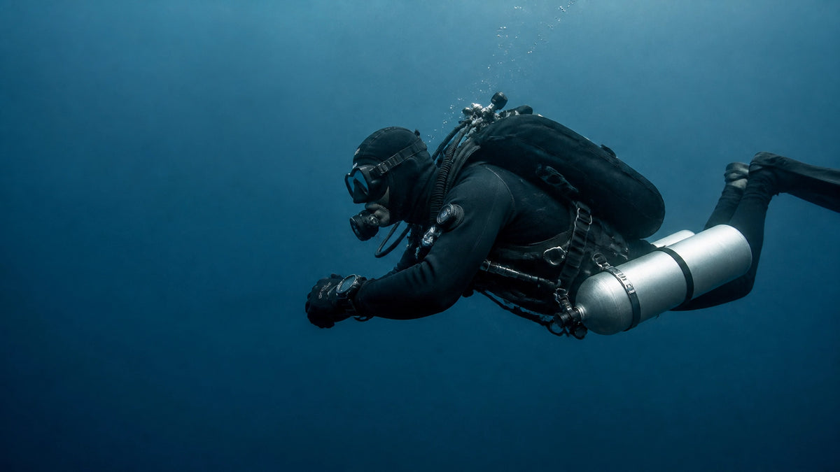 Technischer Taucher mit korrekt befestigter Stageflasche unter Wasser
