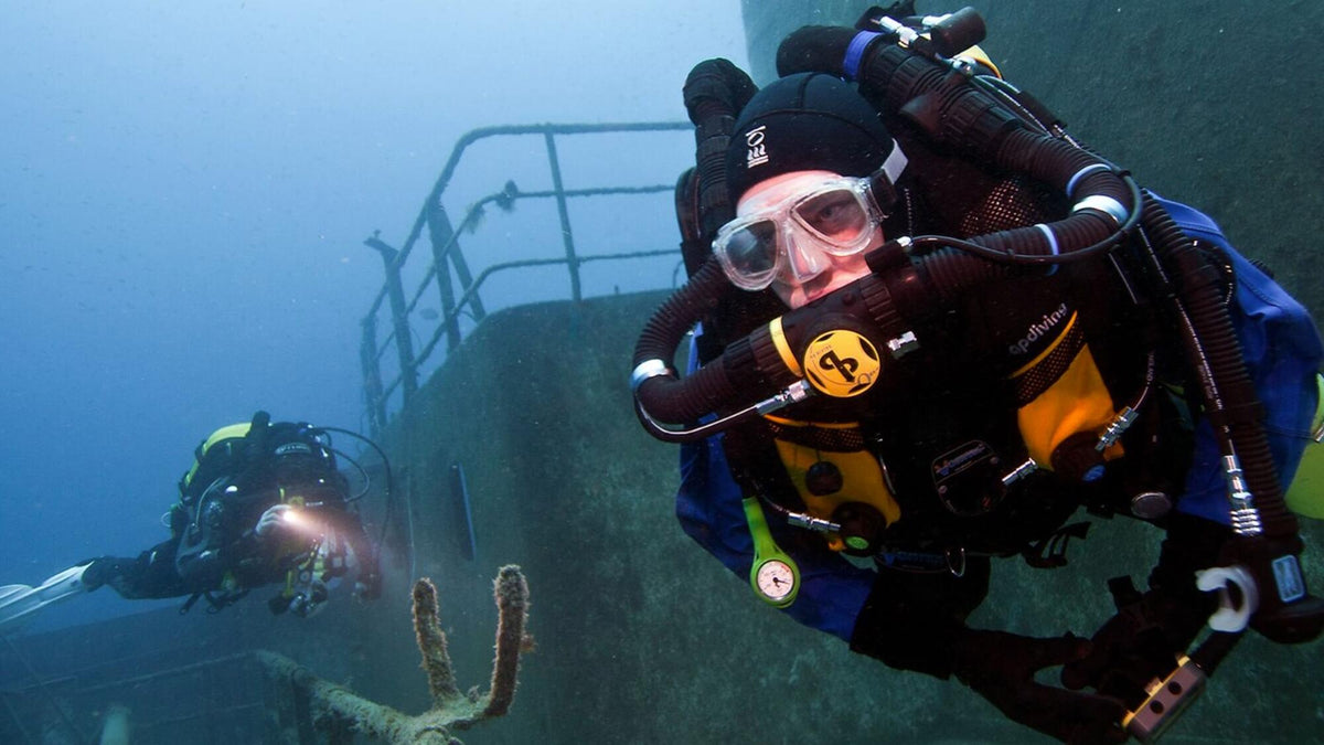 Rebreather-Taucher beim geschlossenen Kreislauftauchen