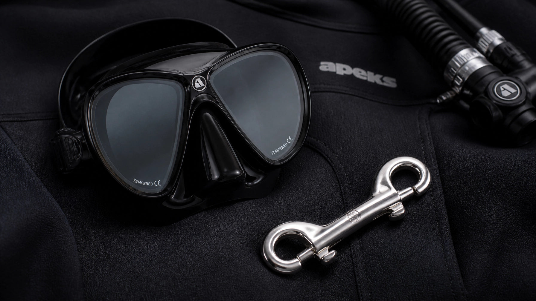 Eine stylische Backup-Maske mit Doppelender auf technischem Tauchanzug