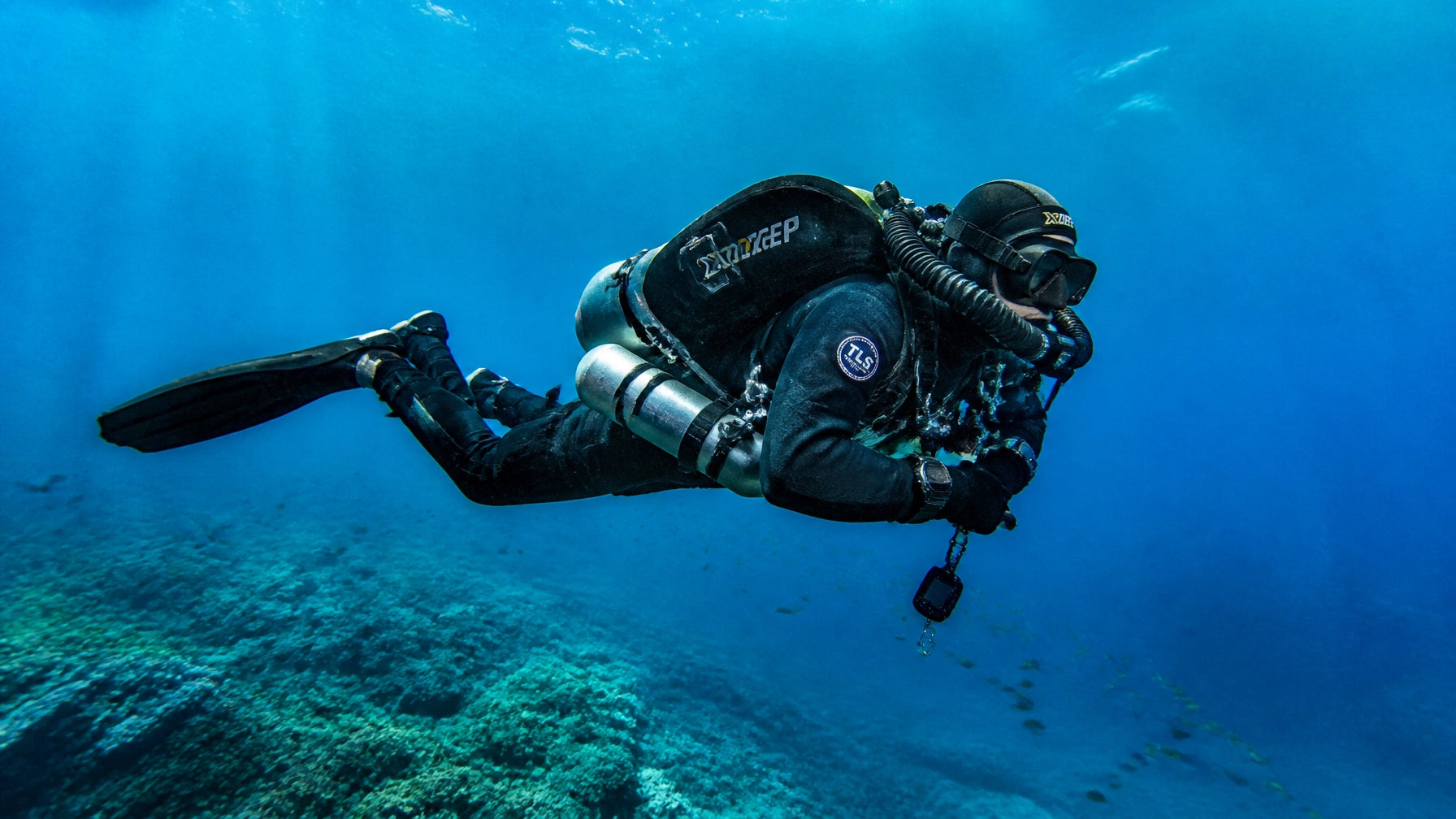 Professioneller Taucher mit perfekter horizontaler Trimmung und xDeep Wing im kristallklaren Wasser