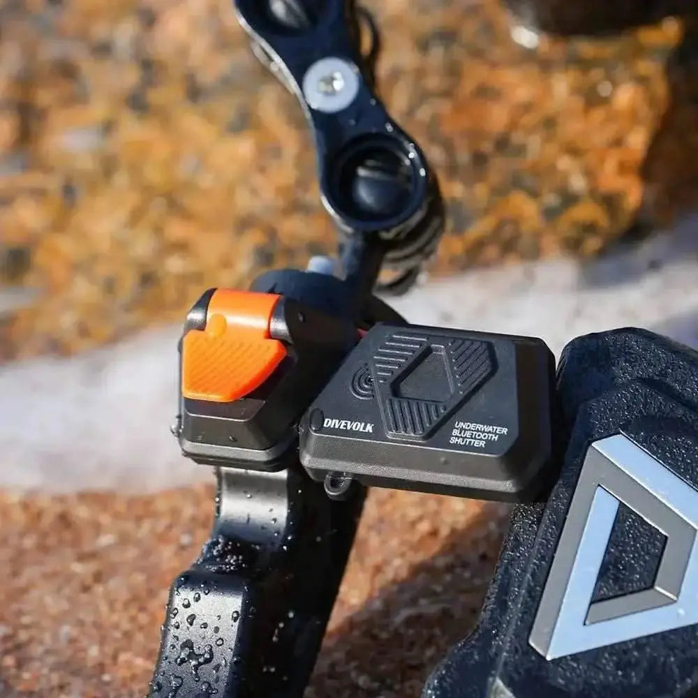 Divevolk external underwater trigger with Bluetooth for photography, includes adapters for Seatouch 4 housing and dual handle.