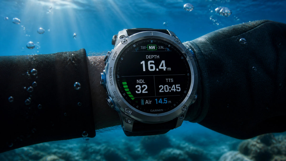Der Garmin Descent Mk3i am Handgelenk eines Tauchers in kristallklarem Wasser