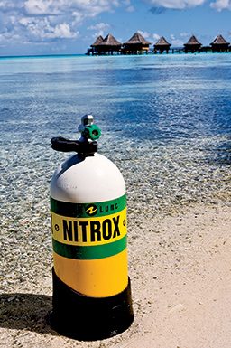 Nitrox-Tauchflasche am Strand – angereicherte Atemluft für ausgebildete Taucher