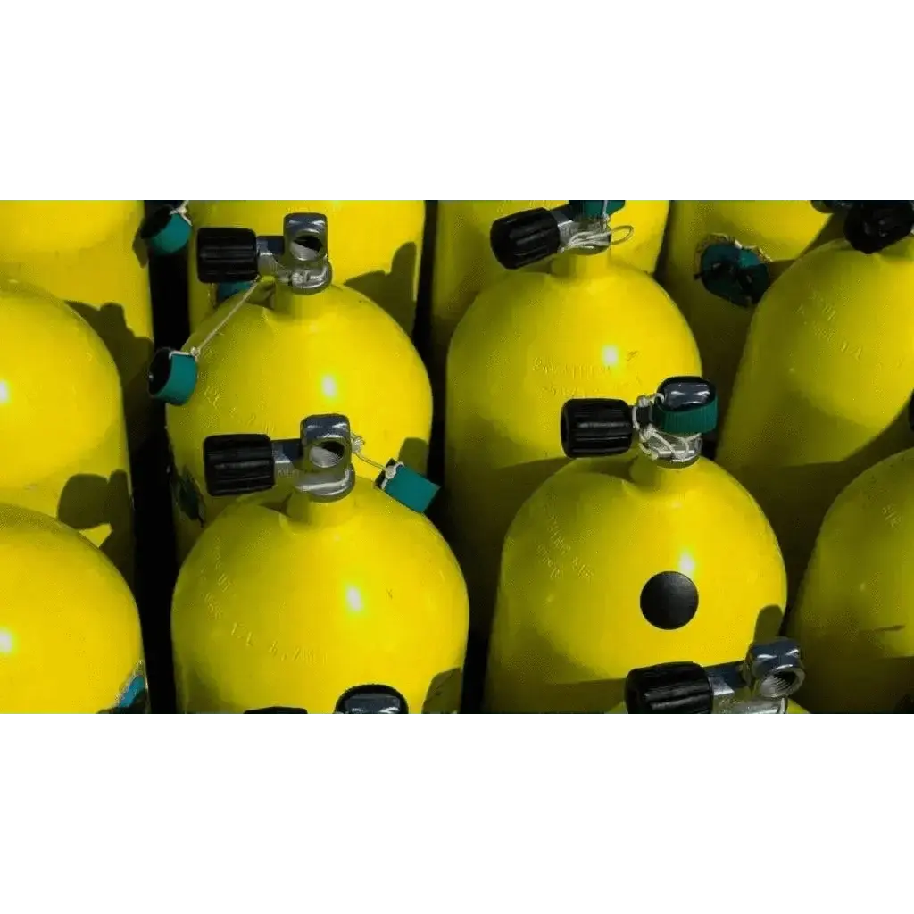 Yellow scuba diving tanks for IAC Nitrox-Kurs.