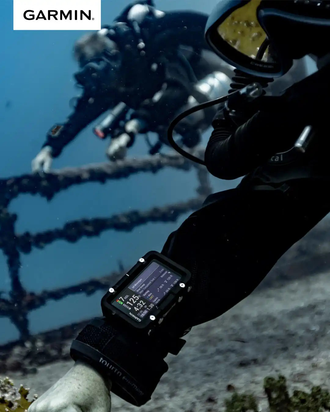 Ein am Handgelenk montierter Tauchcomputer, der Tauchinforma­tionen anzeigt.